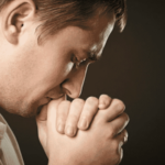 Evita distraerte en la oración