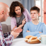 Padres instruyen a sus hijos