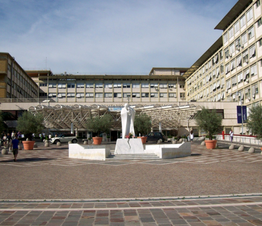 María y José peregrinos de esperanza, expone el Papa en texto previo