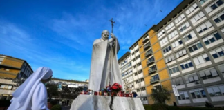 El Papa Francisco sigue mejorando, pero continuará hospitalizado algunos días más