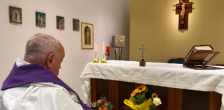Francisco, la fuerza de la fe desde el hospital: primera imagen del Papa en oración en el Gemelli