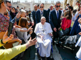 El Papa Francisco continúa su recuperación en Casa Santa Marta con signos de mejoría