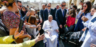 El Papa Francisco continúa su recuperación en Casa Santa Marta con signos de mejoría