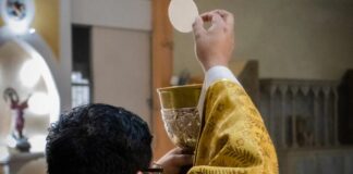 Arrodillarse en misa: cuando el cuerpo ora y el alma se entrega