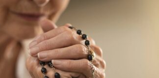 ¿Por qué rezamos el Rosario? Un camino mariano hacia Jesús