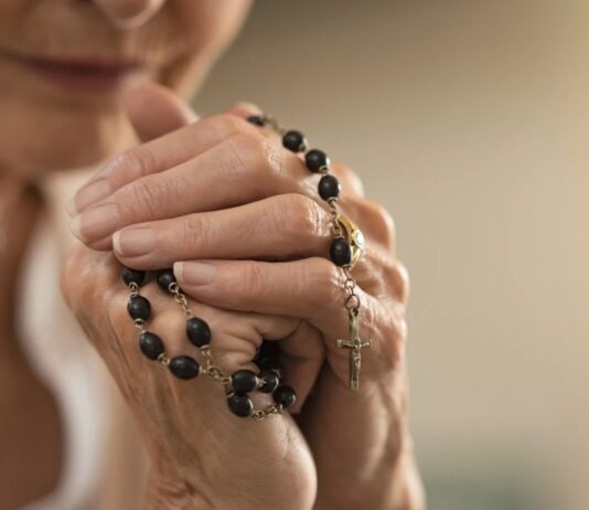 ¿Por qué rezamos el Rosario? Un camino mariano hacia Jesús