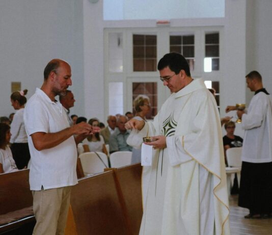 ¿Sacrilegio o gesto de fe? Lo que no sabías de recibir la Comunión sin ser católico