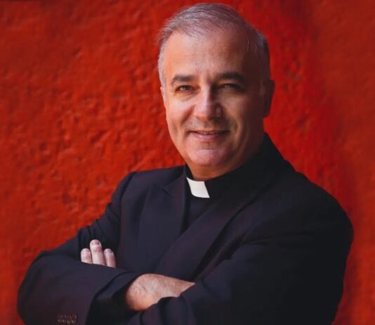 Padre Ángel Espinosa de los Monteros: entre el humor y la verdad sobre la familia