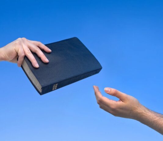 Pastoral bíblica: el primer camino es dar acceso fácil a la Escritura