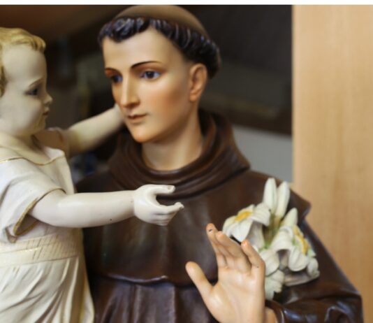 ¿Por qué veneramos a los santos y no los adoramos?