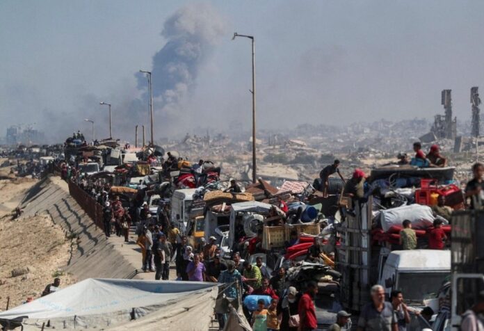 Desplazados de Gaza son obligados a dejar sus hogares