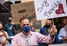 Rezar frente a un abortorio: ¿defensa de la vida o herida añadida? La vida se defiende mejor cuando se acompaña con misericordia y no cuando se impone desde la culpa.