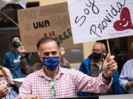 Rezar frente a un abortorio: ¿defensa de la vida o herida añadida? La vida se defiende mejor cuando se acompaña con misericordia y no cuando se impone desde la culpa.