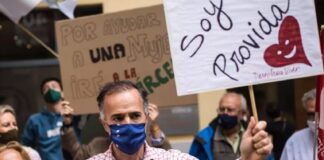 Rezar frente a un abortorio: ¿defensa de la vida o herida añadida? La vida se defiende mejor cuando se acompaña con misericordia y no cuando se impone desde la culpa.