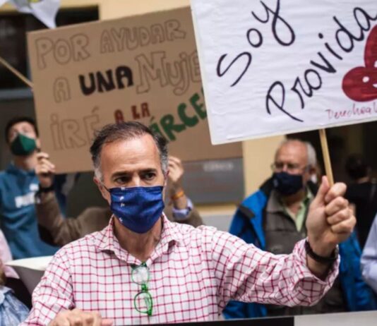 Rezar frente a un abortorio: ¿defensa de la vida o herida añadida? La vida se defiende mejor cuando se acompaña con misericordia y no cuando se impone desde la culpa.