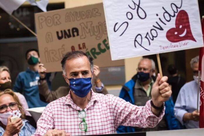 La vida se defiende mejor cuando se acompaña con misericordia y no cuando se impone desde la culpa.