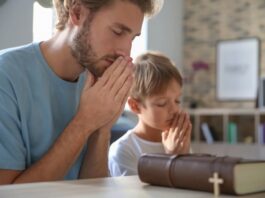 Pastoral familiar: La familia como “pequeña Iglesia” y comunidad de oración La familia que ora unida hace visible la Iglesia en su forma más sencilla y auténtica: un hogar donde la fe se vive, el amor se fortalece y Dios se convierte en el centro de la vida cotidiana.