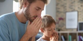 Pastoral familiar: La familia como “pequeña Iglesia” y comunidad de oración La familia que ora unida hace visible la Iglesia en su forma más sencilla y auténtica: un hogar donde la fe se vive, el amor se fortalece y Dios se convierte en el centro de la vida cotidiana.