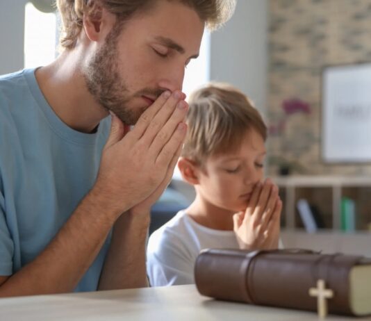 Pastoral familiar: La familia como “pequeña Iglesia” y comunidad de oración La familia que ora unida hace visible la Iglesia en su forma más sencilla y auténtica: un hogar donde la fe se vive, el amor se fortalece y Dios se convierte en el centro de la vida cotidiana.