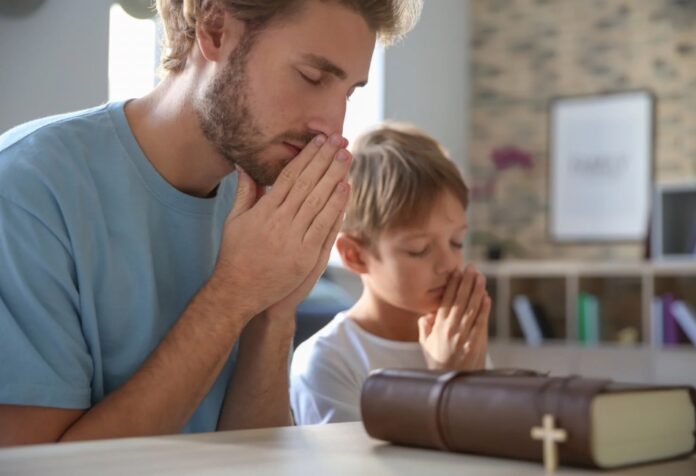 La familia que ora unida hace visible la Iglesia en su forma más sencilla y auténtica: un hogar donde la fe se vive, el amor se fortalece y Dios se convierte en el centro de la vida cotidiana.