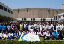 La CLAR: una fe que nombra el dolor y la esperanza Grupo numeroso de religiosas y religiosos de distintas edades y países reunidos al aire libre en un encuentro de la CLAR, posando juntos como comunidad.