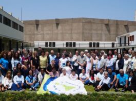 La CLAR: una fe que nombra el dolor y la esperanza Grupo numeroso de religiosas y religiosos de distintas edades y países reunidos al aire libre en un encuentro de la CLAR, posando juntos como comunidad.