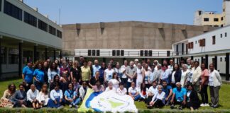 La CLAR: una fe que nombra el dolor y la esperanza Grupo numeroso de religiosas y religiosos de distintas edades y países reunidos al aire libre en un encuentro de la CLAR, posando juntos como comunidad.