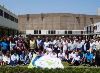 La CLAR: una fe que nombra el dolor y la esperanza Grupo numeroso de religiosas y religiosos de distintas edades y países reunidos al aire libre en un encuentro de la CLAR, posando juntos como comunidad.