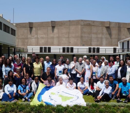 La CLAR: una fe que nombra el dolor y la esperanza Grupo numeroso de religiosas y religiosos de distintas edades y países reunidos al aire libre en un encuentro de la CLAR, posando juntos como comunidad.