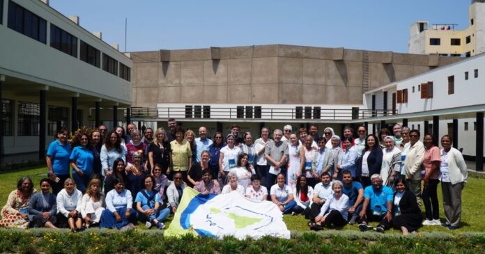 Grupo numeroso de religiosas y religiosos de distintas edades y países reunidos al aire libre en un encuentro de la CLAR, posando juntos como comunidad.