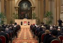 Papa León XIV advierte sobre el retorno de la guerra y pide reforzar el multilateralismo El Papa León XIV sentado en el centro de una gran sala del Vaticano, frente a decenas de diplomáticos y representantes internacionales reunidos en audiencia oficial.