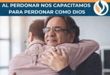 “Perdona nuestras ofensas como también nosotros perdonamos…” Padre y hijo adultos se abrazan con los ojos cerrados en un gesto de reconciliación, en un ambiente cálido de hogar que transmite perdón y restauración emocional.