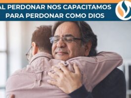 “Perdona nuestras ofensas como también nosotros perdonamos…” Padre y hijo adultos se abrazan con los ojos cerrados en un gesto de reconciliación, en un ambiente cálido de hogar que transmite perdón y restauración emocional.