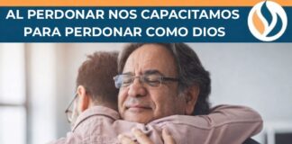 “Perdona nuestras ofensas como también nosotros perdonamos…” Padre y hijo adultos se abrazan con los ojos cerrados en un gesto de reconciliación, en un ambiente cálido de hogar que transmite perdón y restauración emocional.