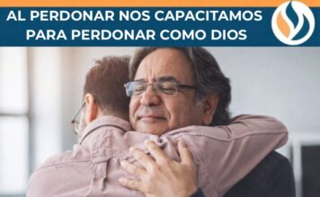 “Perdona nuestras ofensas como también nosotros perdonamos…” Padre y hijo adultos se abrazan con los ojos cerrados en un gesto de reconciliación, en un ambiente cálido de hogar que transmite perdón y restauración emocional.