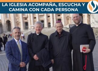 León XIV recibe en audiencia a Courage International, apostolado que acompaña a personas con atracción hacia el mismo sexo Líderes y colaboradores de Courage International, entre ellos el obispo Frank Caggiano y el P. Brian Gannon, fotografiados en la Plaza de San Pedro tras una audiencia en el Vaticano.