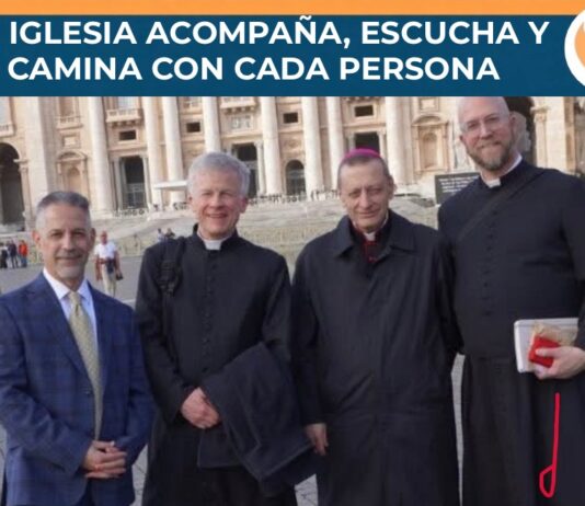 León XIV recibe en audiencia a Courage International, apostolado que acompaña a personas con atracción hacia el mismo sexo Líderes y colaboradores de Courage International, entre ellos el obispo Frank Caggiano y el P. Brian Gannon, fotografiados en la Plaza de San Pedro tras una audiencia en el Vaticano.
