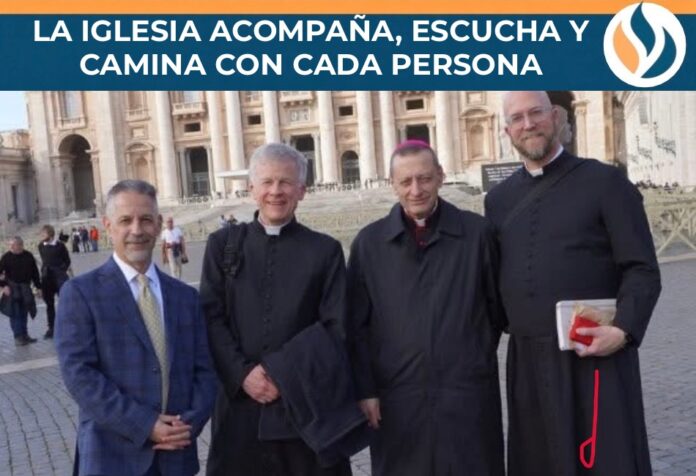 Líderes y colaboradores de Courage International, entre ellos el obispo Frank Caggiano y el P. Brian Gannon, fotografiados en la Plaza de San Pedro tras una audiencia en el Vaticano.