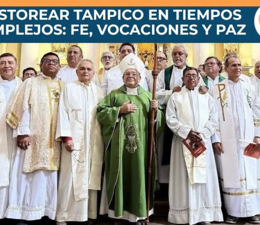 Nuevo obispo para Tampico: Mons. Margarito Salazar asume el desafío pastoral de una Iglesia que vive en medio de retos Obispo Mons. Margarito Salazar Cárdenas posando junto a sacerdotes en el interior de una catedral, vistiendo ornamentos litúrgicos verdes tras su nombramiento episcopal para la Diócesis de Tampico.