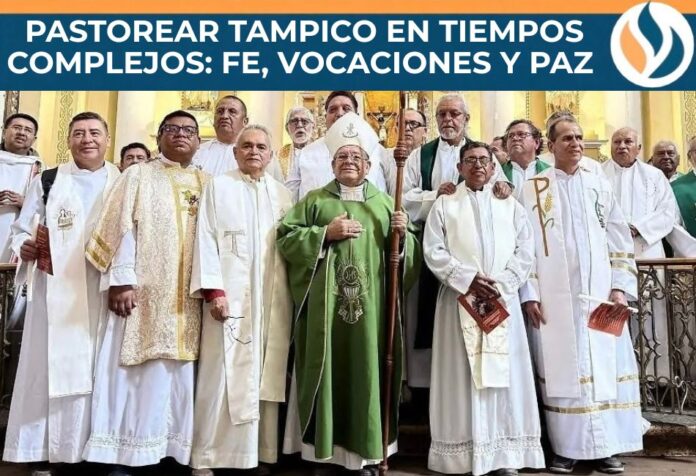 Obispo Mons. Margarito Salazar Cárdenas posando junto a sacerdotes en el interior de una catedral, vistiendo ornamentos litúrgicos verdes tras su nombramiento episcopal para la Diócesis de Tampico.