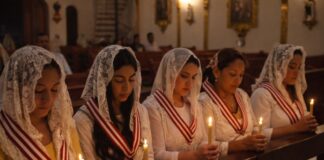 La Iglesia que vela cuando el mundo duerme Grupo de mujeres mexicanas en una iglesia, con velo blanco y velas encendidas, orando en silencio durante una vigilia de adoración eucarística nocturna.