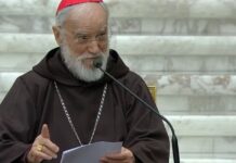 “Yo soy el Camino, la Verdad y la Vida” Raniero Cantalamessa, fraile capuchino y predicador de la Casa Pontificia, ofrece una reflexión espiritual mientras sostiene unas notas frente a un micrófono.