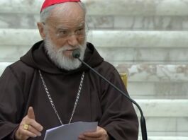 “Yo soy el Camino, la Verdad y la Vida” Raniero Cantalamessa, fraile capuchino y predicador de la Casa Pontificia, ofrece una reflexión espiritual mientras sostiene unas notas frente a un micrófono.