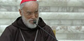 “Yo soy el Camino, la Verdad y la Vida” Raniero Cantalamessa, fraile capuchino y predicador de la Casa Pontificia, ofrece una reflexión espiritual mientras sostiene unas notas frente a un micrófono.