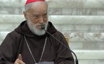 “Yo soy el Camino, la Verdad y la Vida” Raniero Cantalamessa, fraile capuchino y predicador de la Casa Pontificia, ofrece una reflexión espiritual mientras sostiene unas notas frente a un micrófono.