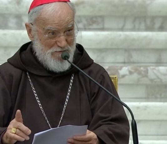 “Yo soy el Camino, la Verdad y la Vida” Raniero Cantalamessa, fraile capuchino y predicador de la Casa Pontificia, ofrece una reflexión espiritual mientras sostiene unas notas frente a un micrófono.