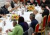 León XIV: quien tiene más debe abrir su corazón y compartir con los demás El Papa León XIV sentado a la mesa con personas pobres durante una comida comunitaria en el Vaticano.
