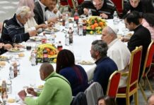 León XIV: quien tiene más debe abrir su corazón y compartir con los demás El Papa León XIV sentado a la mesa con personas pobres durante una comida comunitaria en el Vaticano.