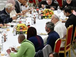 León XIV: quien tiene más debe abrir su corazón y compartir con los demás El Papa León XIV sentado a la mesa con personas pobres durante una comida comunitaria en el Vaticano.