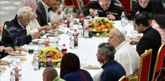 León XIV: quien tiene más debe abrir su corazón y compartir con los demás El Papa León XIV sentado a la mesa con personas pobres durante una comida comunitaria en el Vaticano.